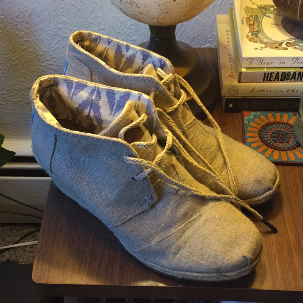 TOMS LACEUP ESPADRILLES